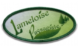Printed badge with merrowed border